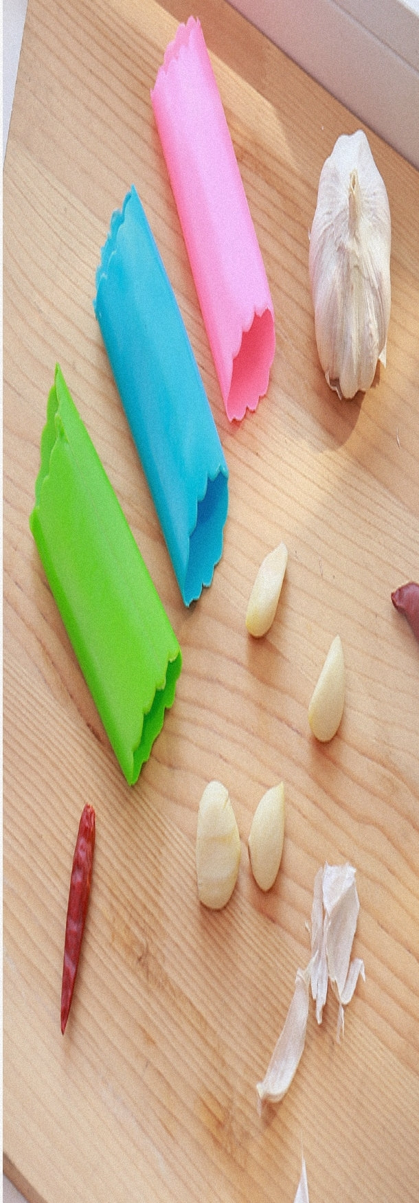 Garlic Peeler - A Helpful Kitchen Tool - Lunqara 